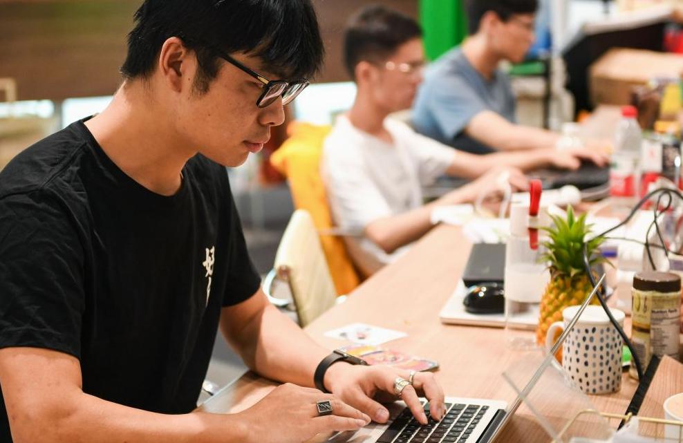 深圳大学对新生太宠爱，通知书变成了箱子，学校回复尽显“格局”