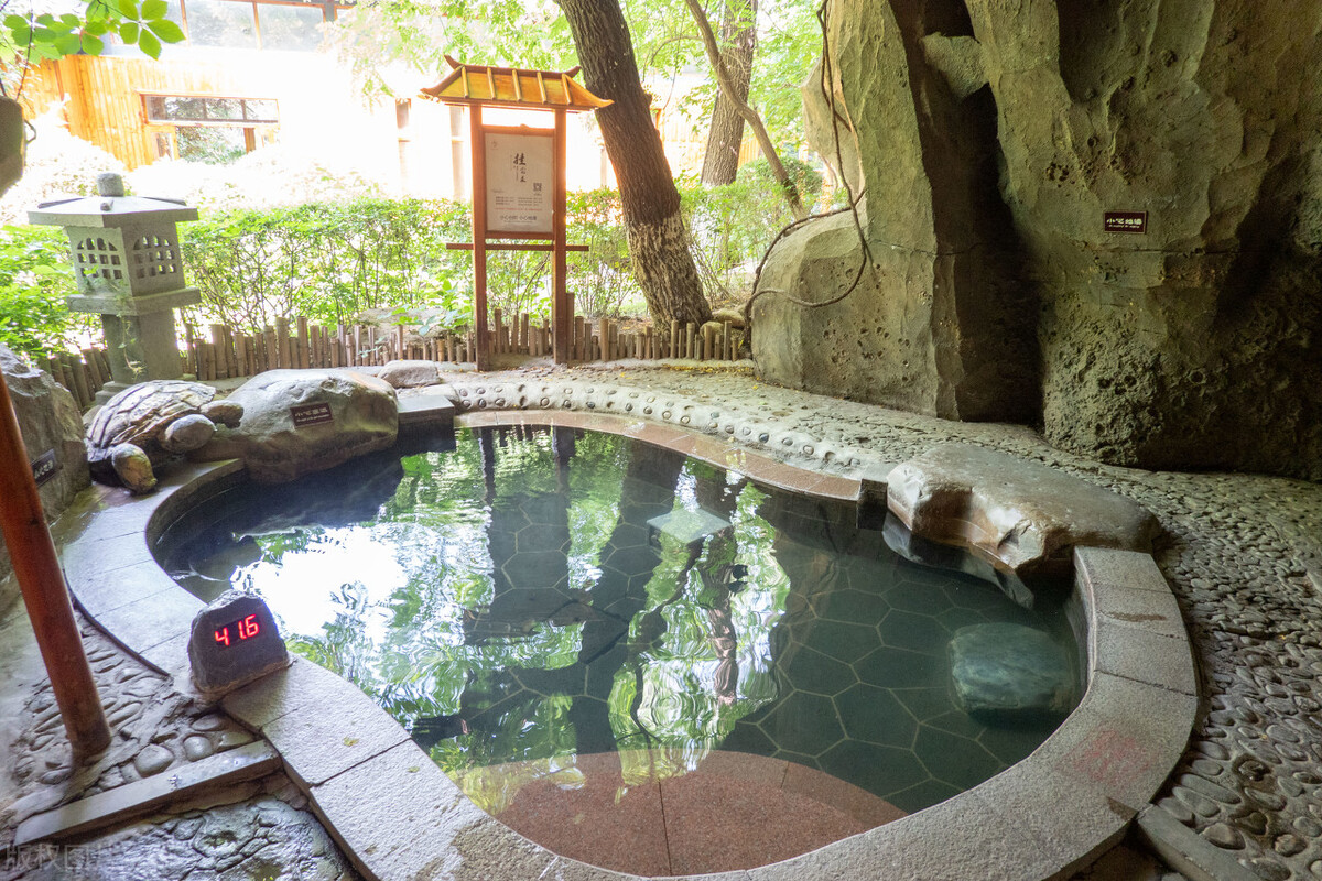 泡纯天然温泉地方推荐,冬天哪里温泉度假村最好