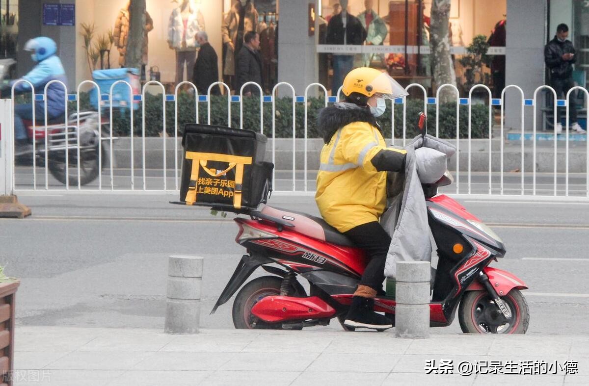 女生取外卖被骑手骚扰！骑手问女生：你们学校有没有做那个的？