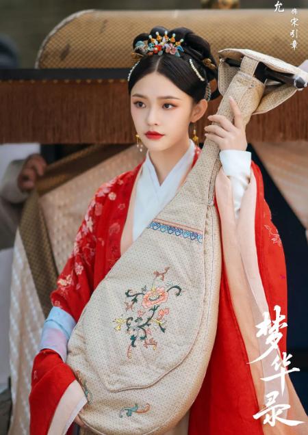 周星驰带林允出场美人鱼路演,林允卡点为周星驰送上生日祝福