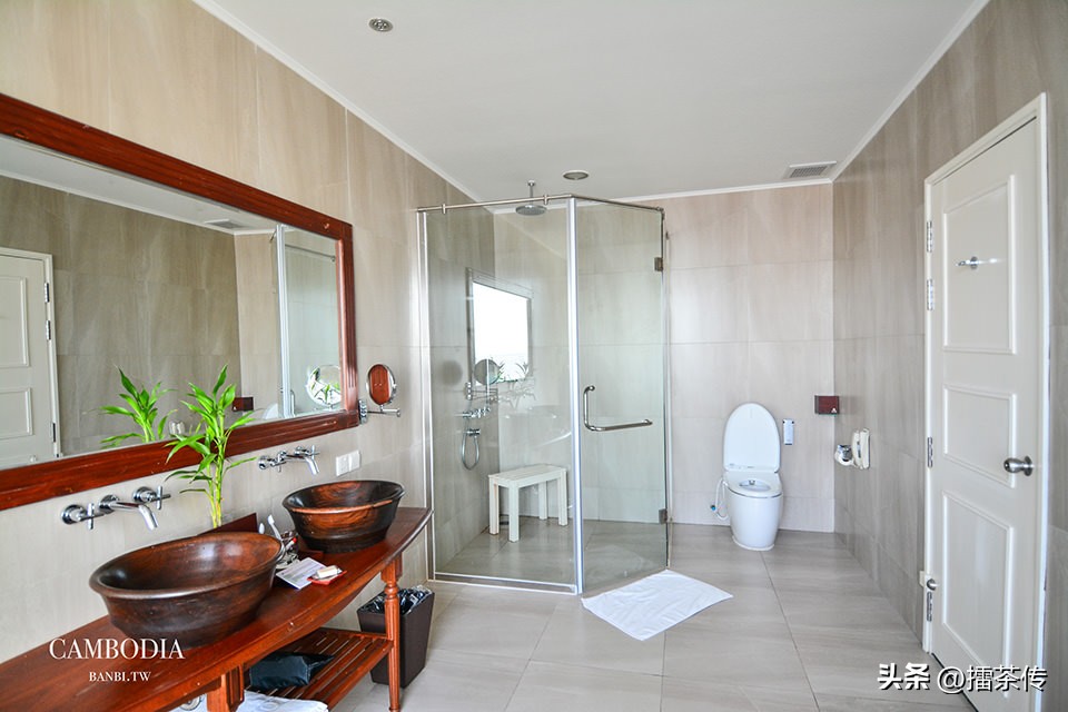 五星级的金边圣卡酒店,眺望洞里萨湖按摩SPA泳池设施俱全