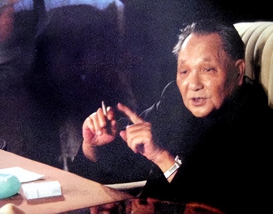 1974年，毛主席指着70岁的*小平邓**说道：香港回归是你们的事情