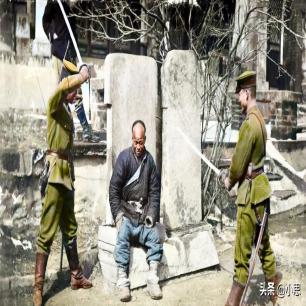 日军*行暴**照片，女子脱衣服让日本人拍摄被*辱侮**致死，惨死野外4