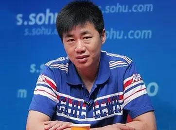 黄健翔前妻是端盘子的吗,足球解说员黄健翔现任妻子