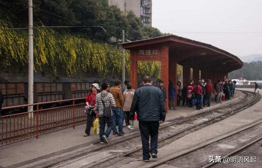 东莞往事：晚上睡觉被子里伸进一只手，打工爱情分分合合终有时