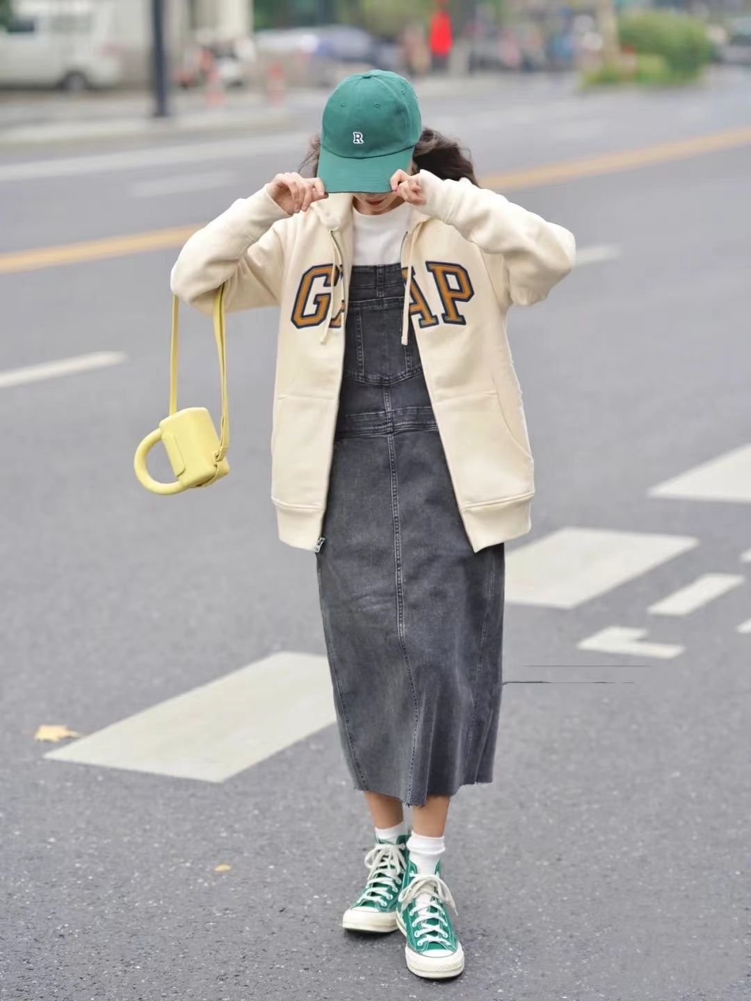 卫衣适合搭配什么样的衣服,卫衣是什么类