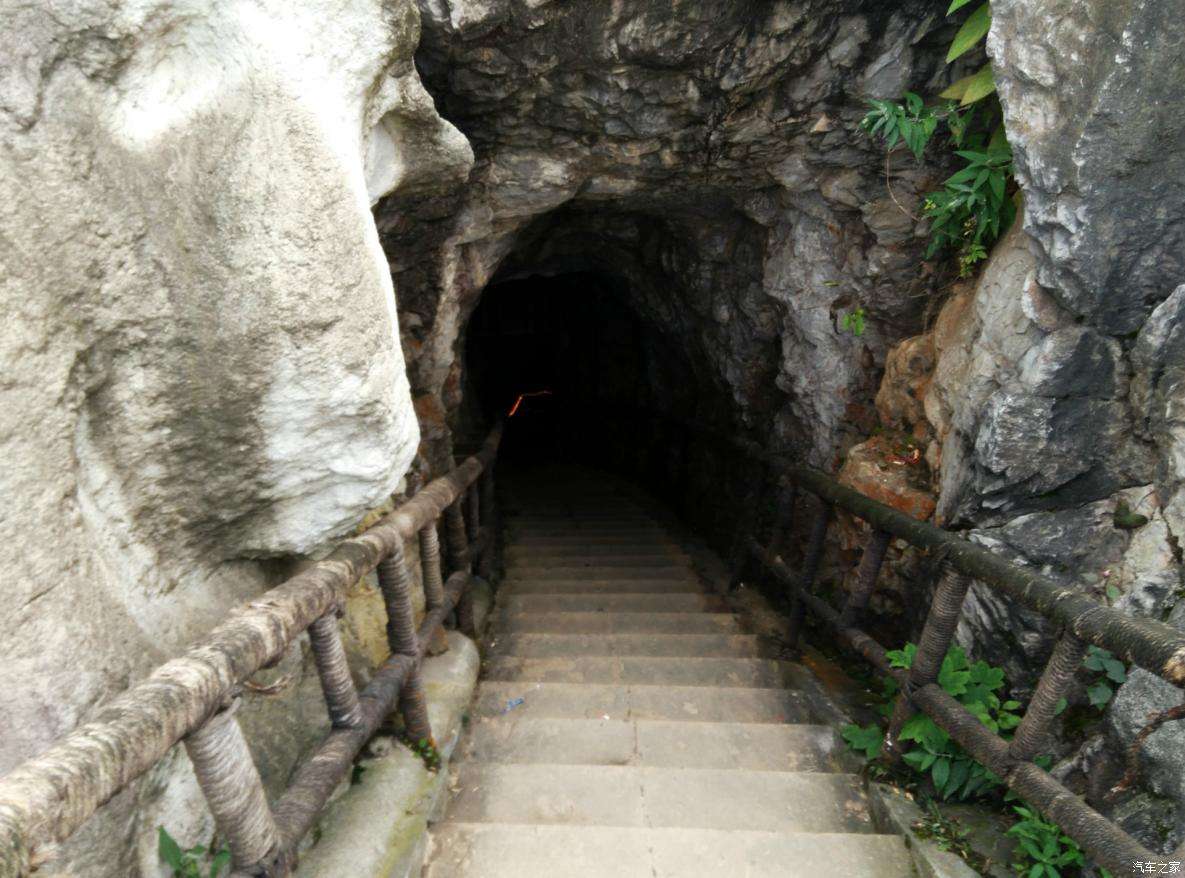 解放前夕，哈密银行遭叛匪洗劫；价值连城的财宝，装满九卡车