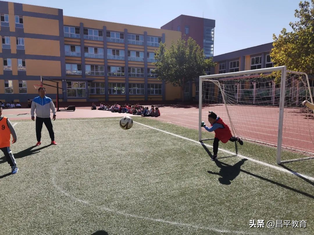 班级球赛氛围,学生教室足球世界杯