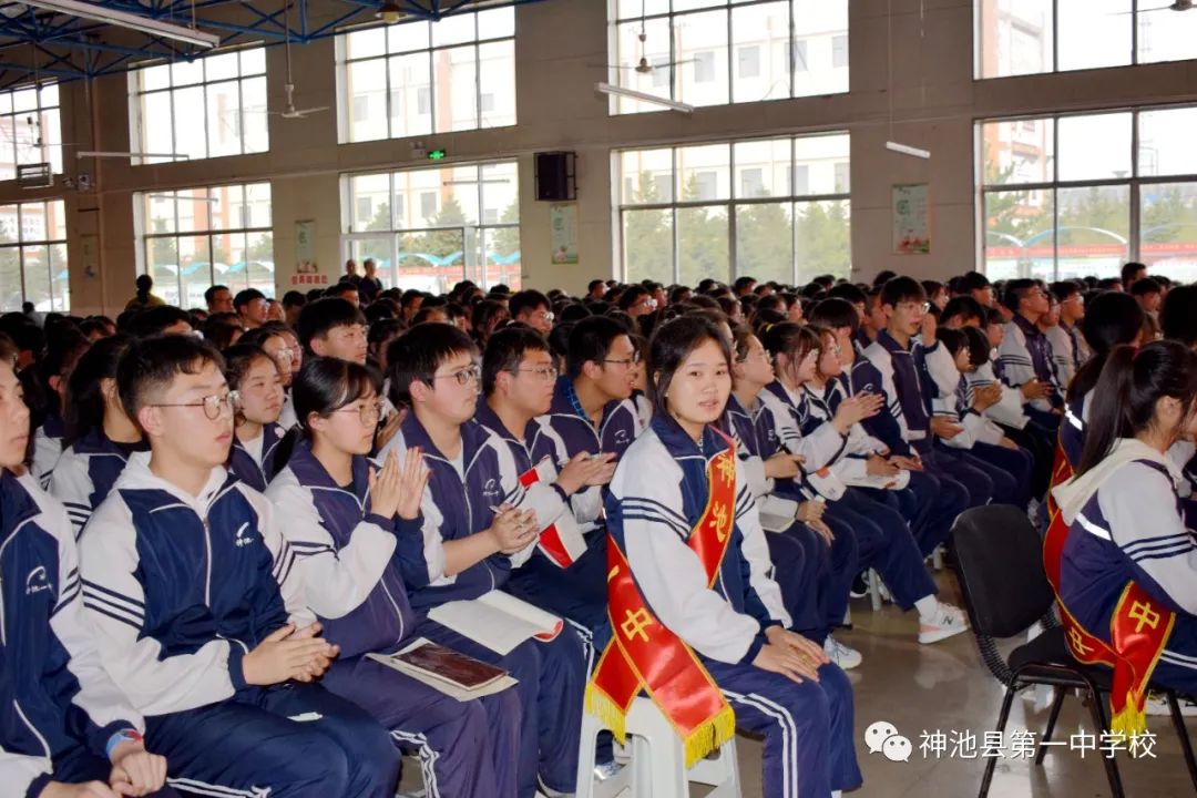 学校纪念五四运动暨表彰大会流程,我校七一表彰大会隆重召开
