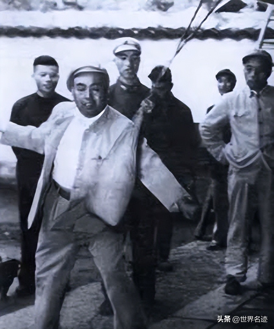 1980年*国锋华**视察南京军区，*世友许**称病不见，*国锋华**亲自登门拜访