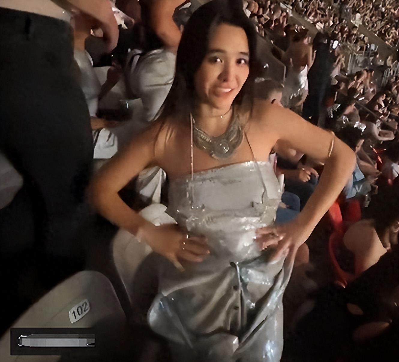 尺度满了！钟丽缇大女儿当众脱内衣裤，现场照片被泄露遭批评！