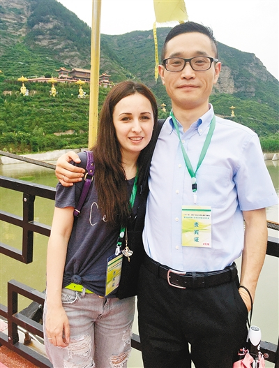 哈萨克斯坦美女爱上中国小伙，在恋爱中抓住跨国商机，他们赚大了