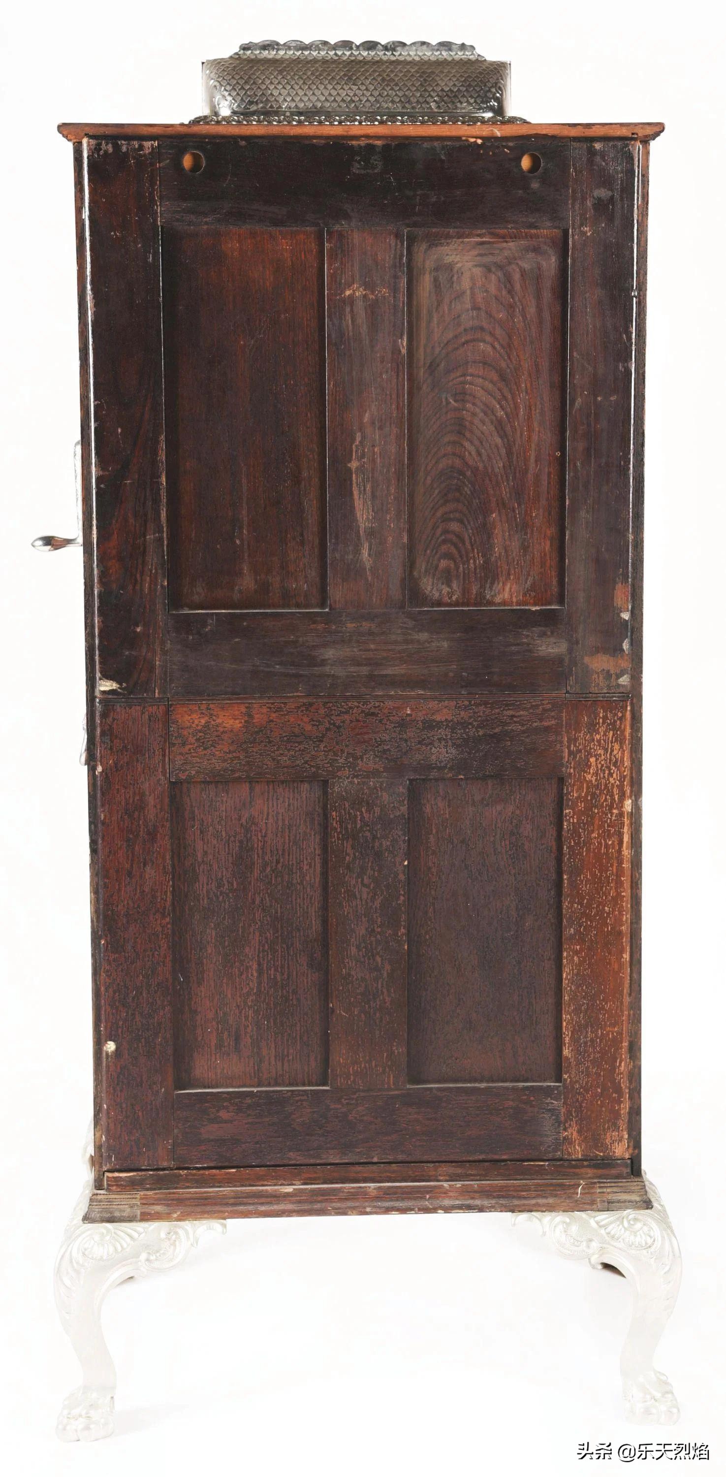 1895年——查理·费发明第一台商业老*机虎**