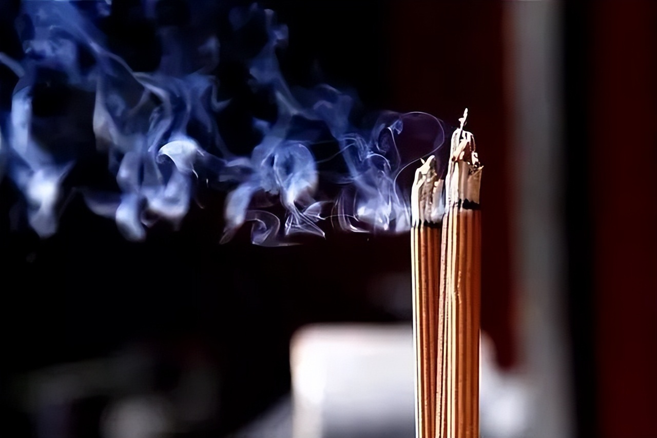 烧香时香灭了有什么预兆,烧香时一根香灭了咋回事