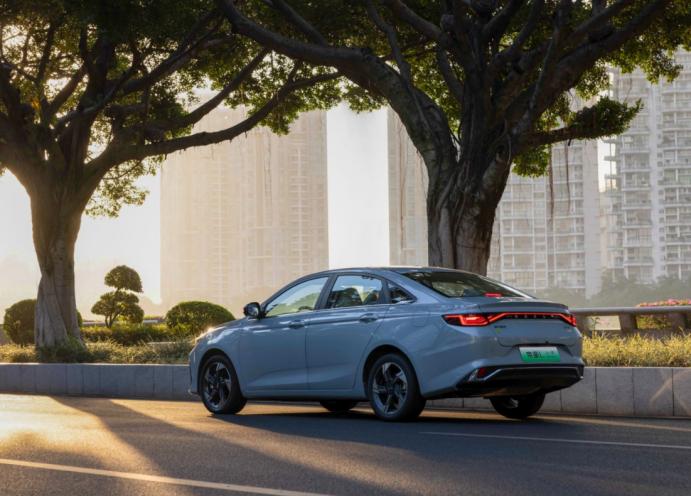 轩逸、朗逸该退位了，10万级首选吉利帝豪LHi·P，油耗低、够安全