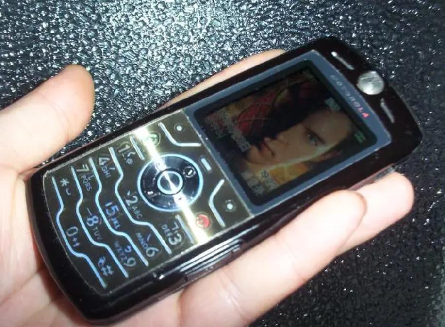 让我们回忆曾经用过的手机,你还记得你曾经用过的手机吗