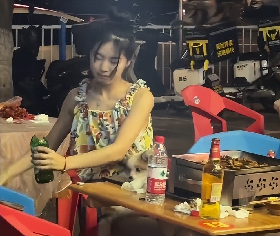 姑娘掰断啤酒瓶,文静女子徒手掰断啤酒瓶