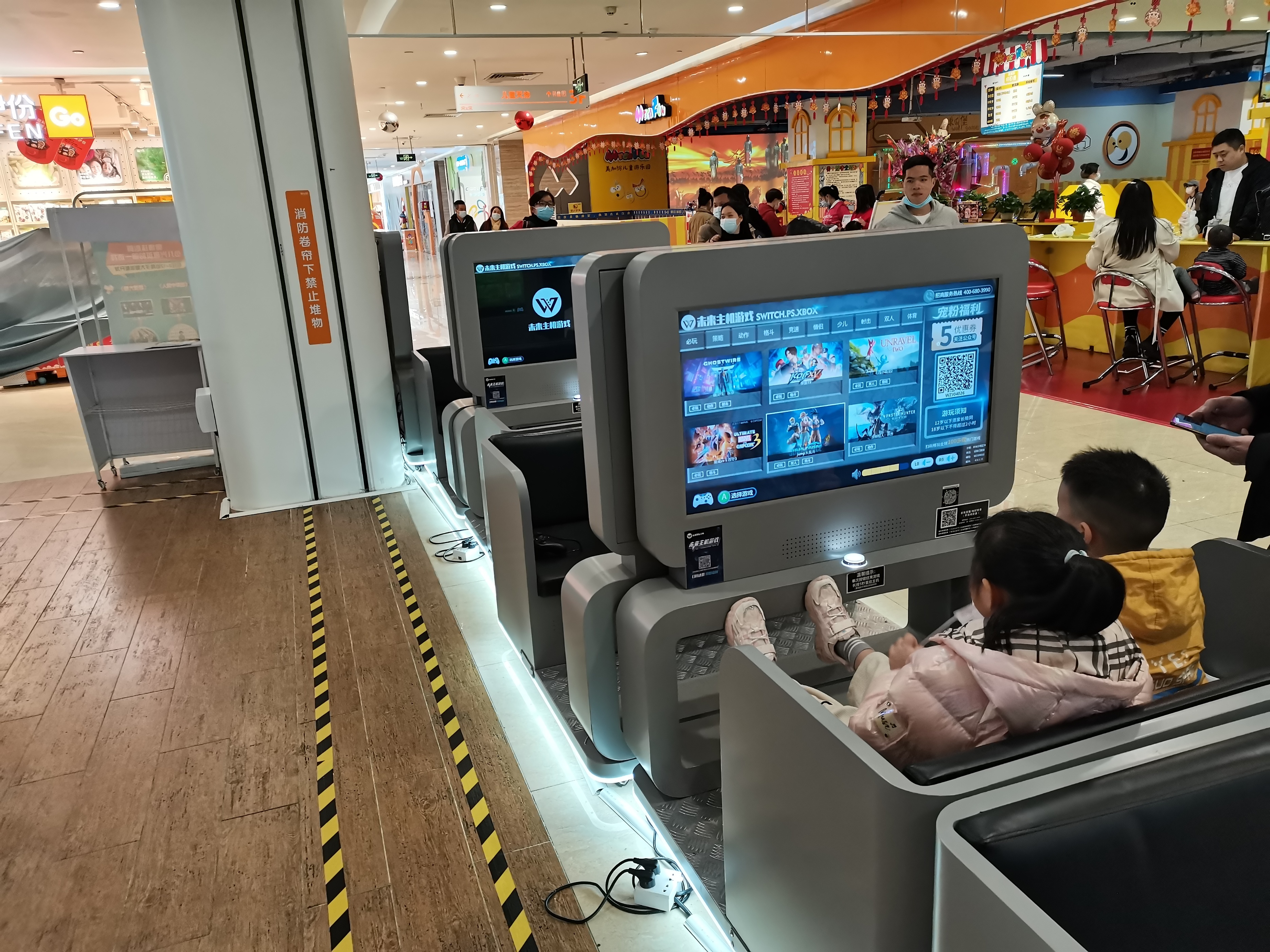 商场里的ps4,ps4主机游戏体验店