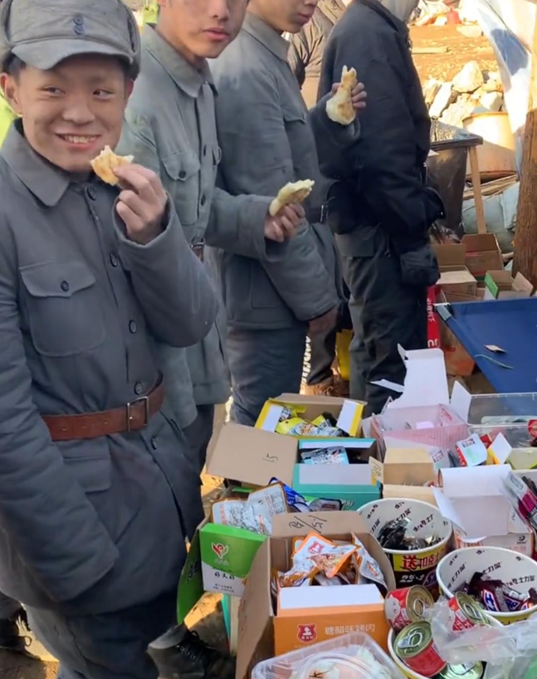 大学生进剧组当群演引热议,大学生进剧组当群演演技炸裂