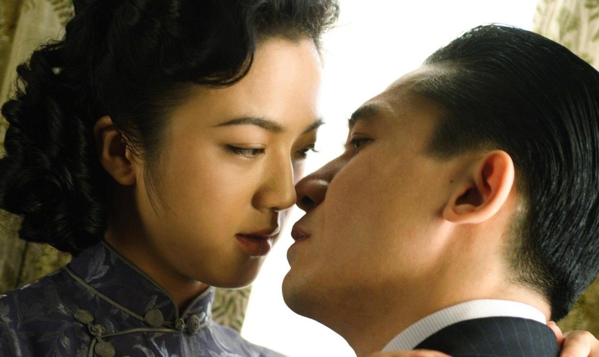 《色·戒》，在爱情中反思战争的残酷性，混乱的年代如何展示情感