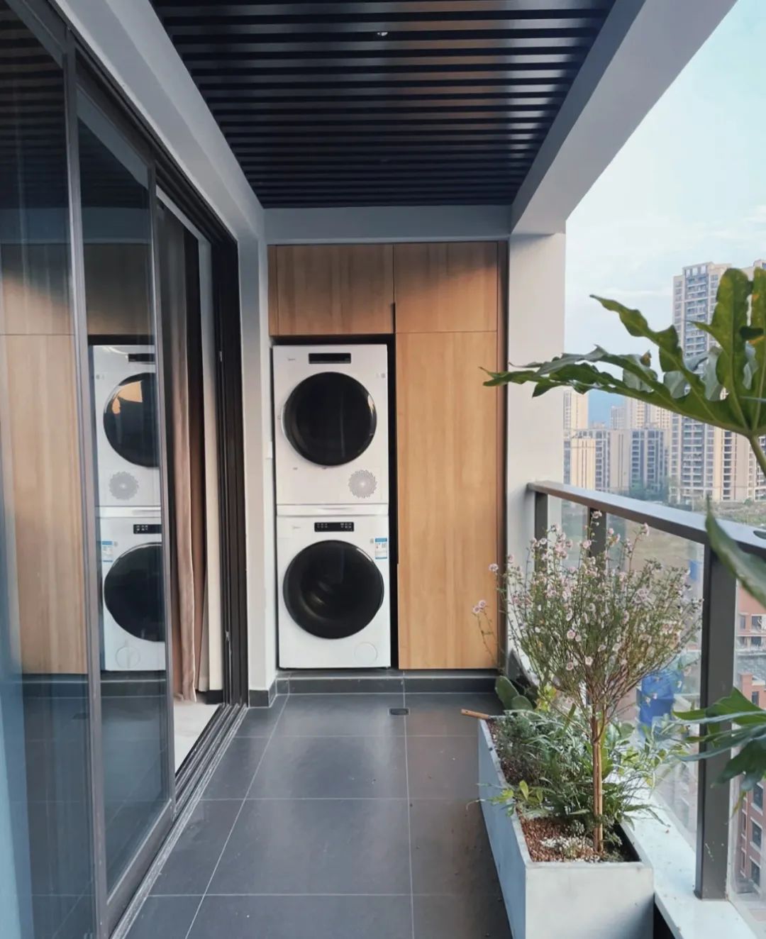 阳台用瓷砖好还是防腐木好,阳台地面铺防腐木好还是地砖好