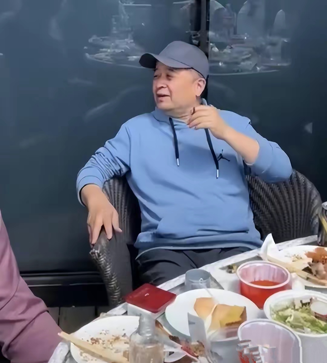 64岁毕福剑现身聚会，翘二郎腿抽烟姿势熟练，与网红合影被挤一旁