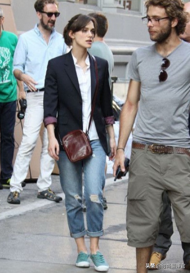 看了这位英伦玫瑰的小腿，我才明白为什么她偏爱锥形裤和长裙