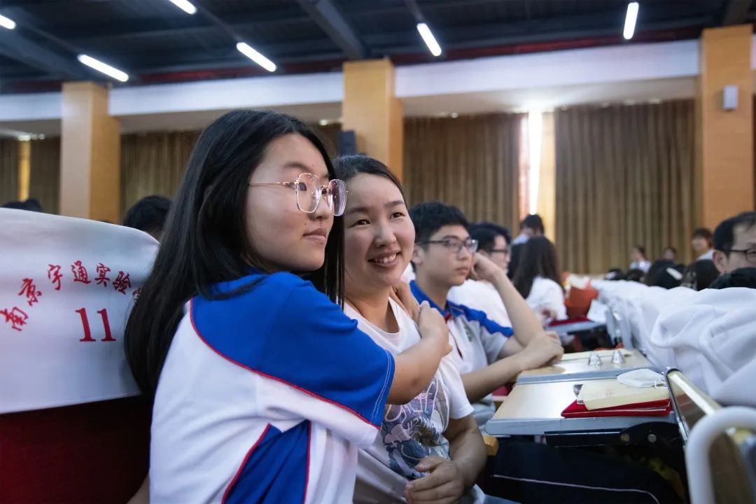 挥洒青春活力放飞青春梦想,激扬青春放飞梦想主题班会设计