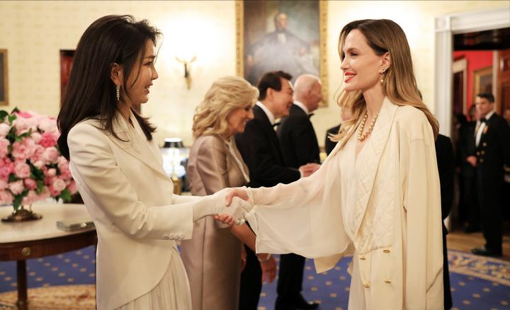 韩第一夫人穿军装,访美韩国第一夫人