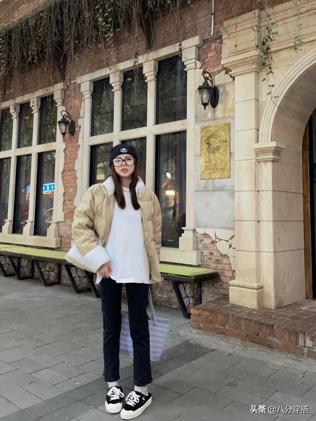 小个子短款羽绒服配什么裤子好看,小个子白色短款羽绒服