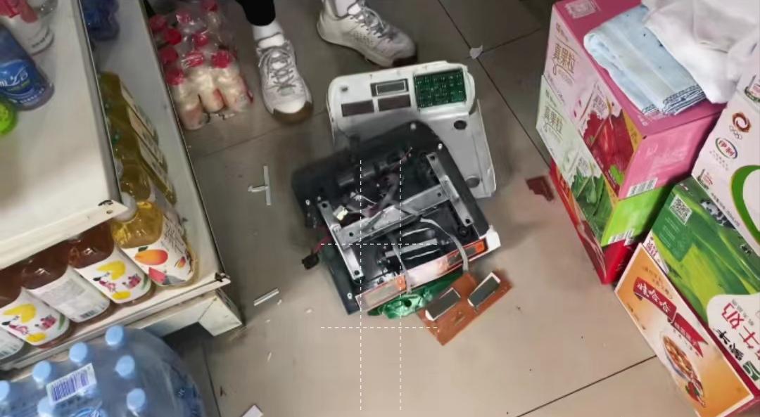 你自己砸还是我砸？小伙打假水果店“鬼秤”，老板娘竟被打哭