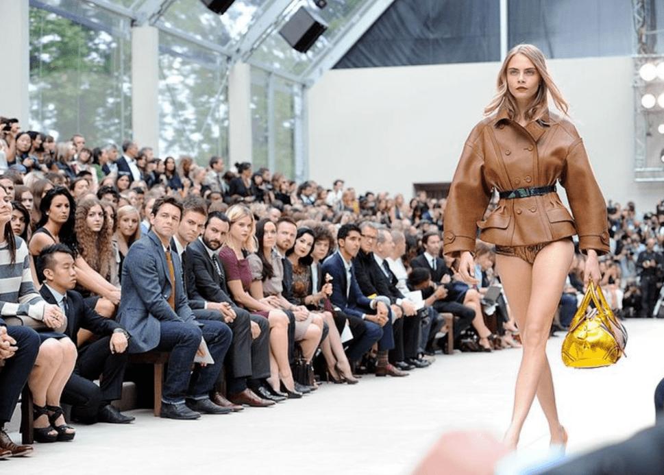 美国女星走秀衣着暴露引成争议,好莱坞女明星街头