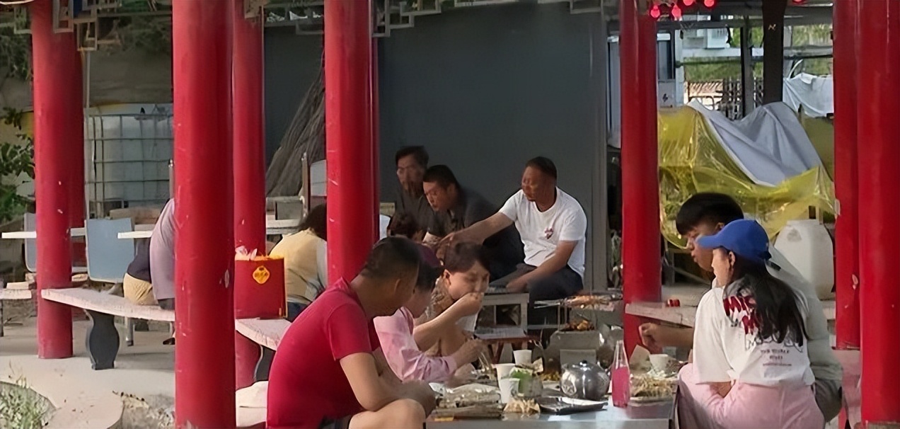 石河子垦区团场：打造美食街带火夜经济