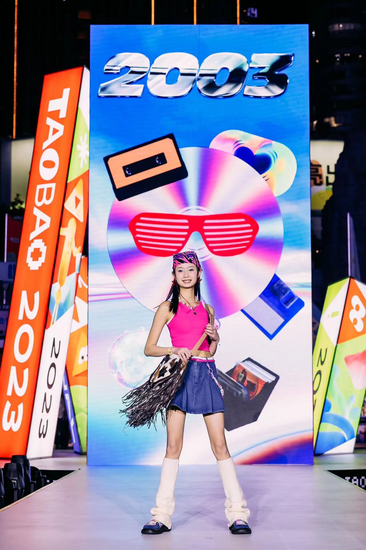 重庆观音桥上演淘宝“好看20年”服装秀,生动演绎2003年至今国民穿搭时髦变迁