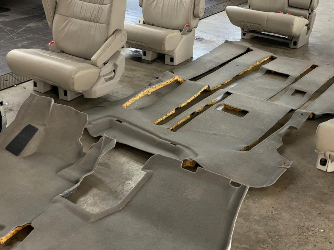 老款艾力绅二手车修复,老车翻新艾力绅