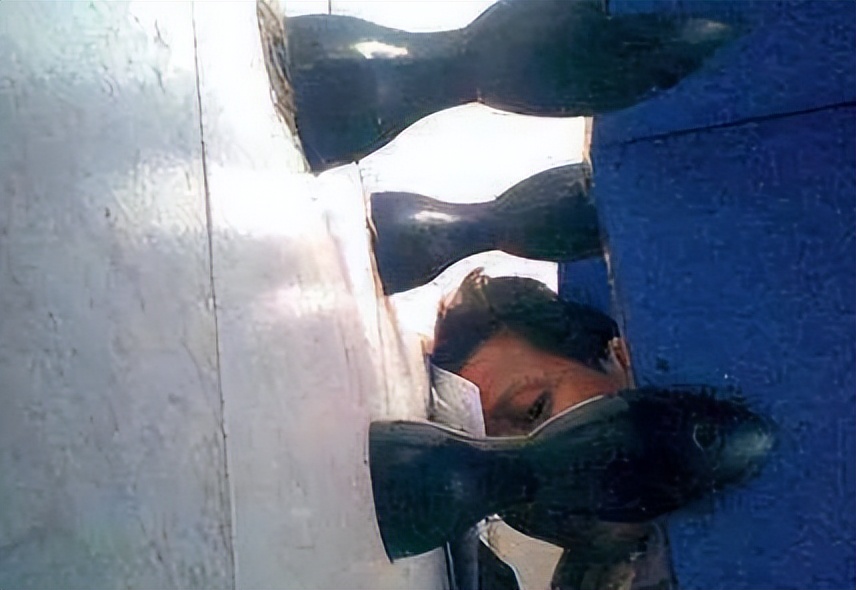 上厕所被拍*处私**！*底卧**记者：获取视频如“网购”！*拍偷**是一种癖好