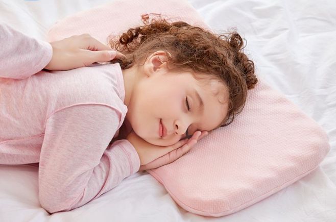 宝宝趴在枕头上对脊椎不好吗,宝宝能抱着睡吗会影响脊椎发育吗