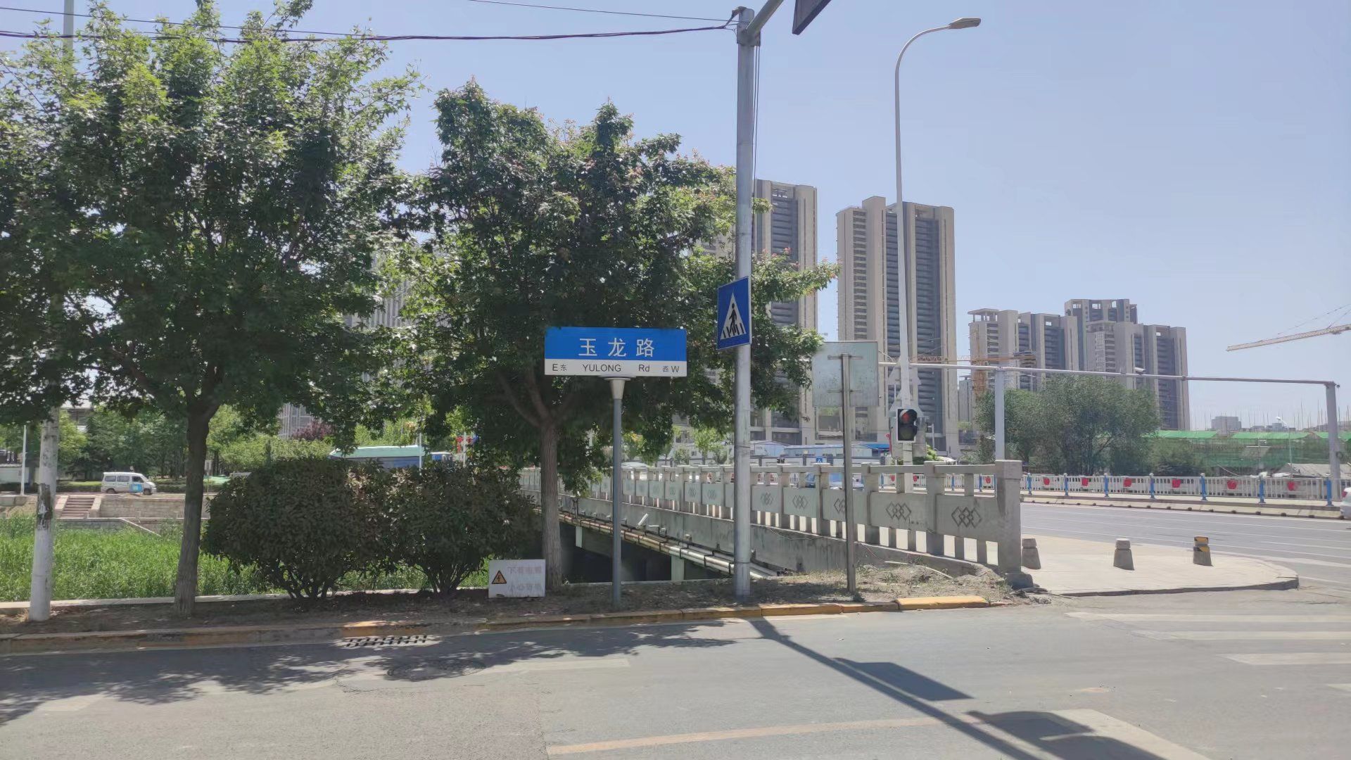 整治施工围挡提升城市形象,提升改造河道焕然一新