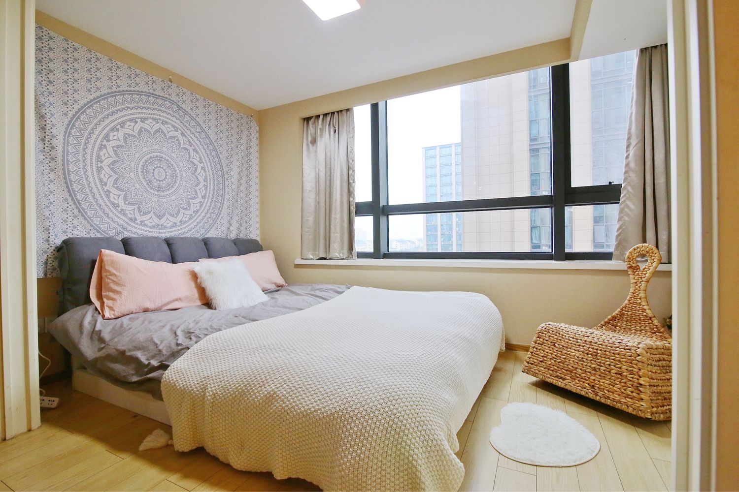 主卧床头不靠卫生间装修,床头三不靠五不摆是什么意思