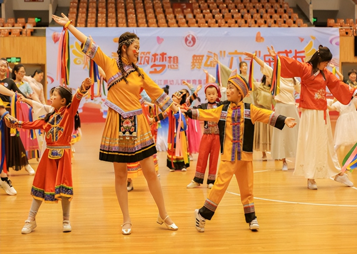 合肥市长江路幼儿园教育集团:举行“炫彩童年筑梦想舞动六一乐成长”庆六一亲子舞展示活动
