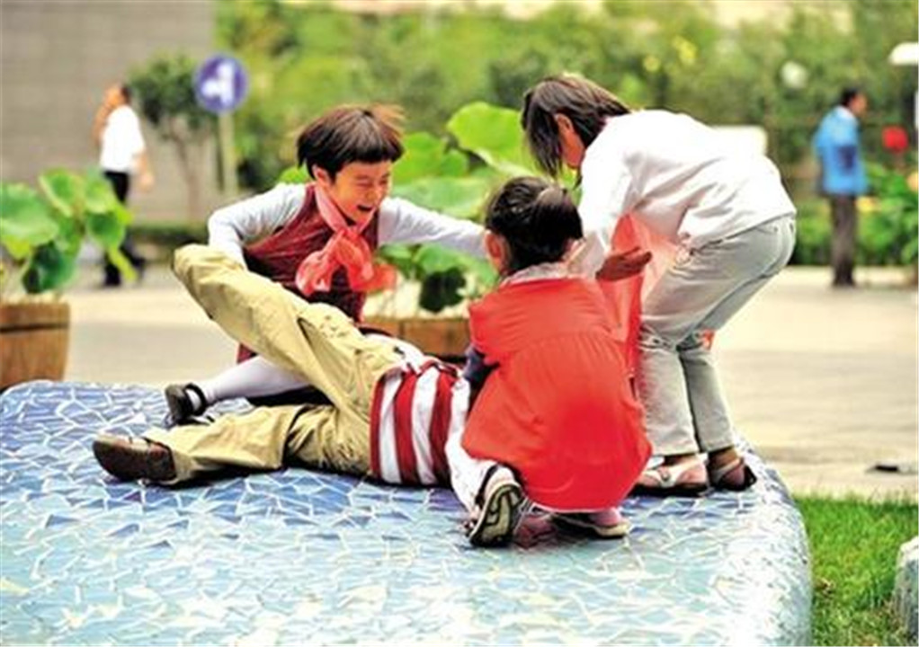 女儿被同学抓伤对方家长理直气壮,孩子脸被同学划伤怎么协商赔付