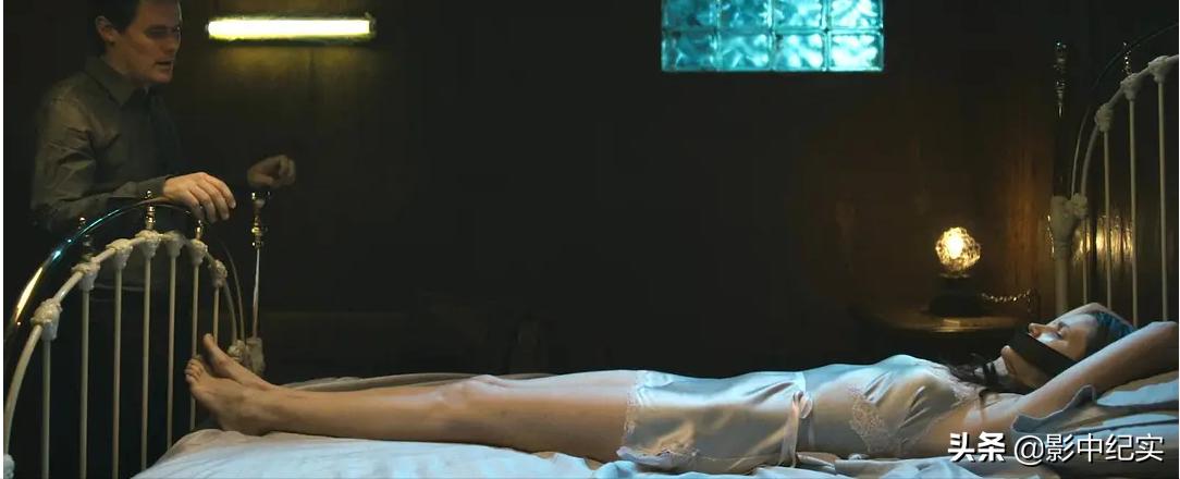 她被下药囚禁到地下室，当众多人*奴性**，报警后英国警方：你穿多少