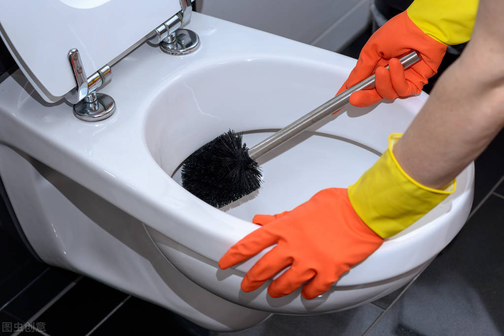 女子穿高跟鞋站马桶蹲坑致跌落,女子嫌公厕脏穿高跟鞋