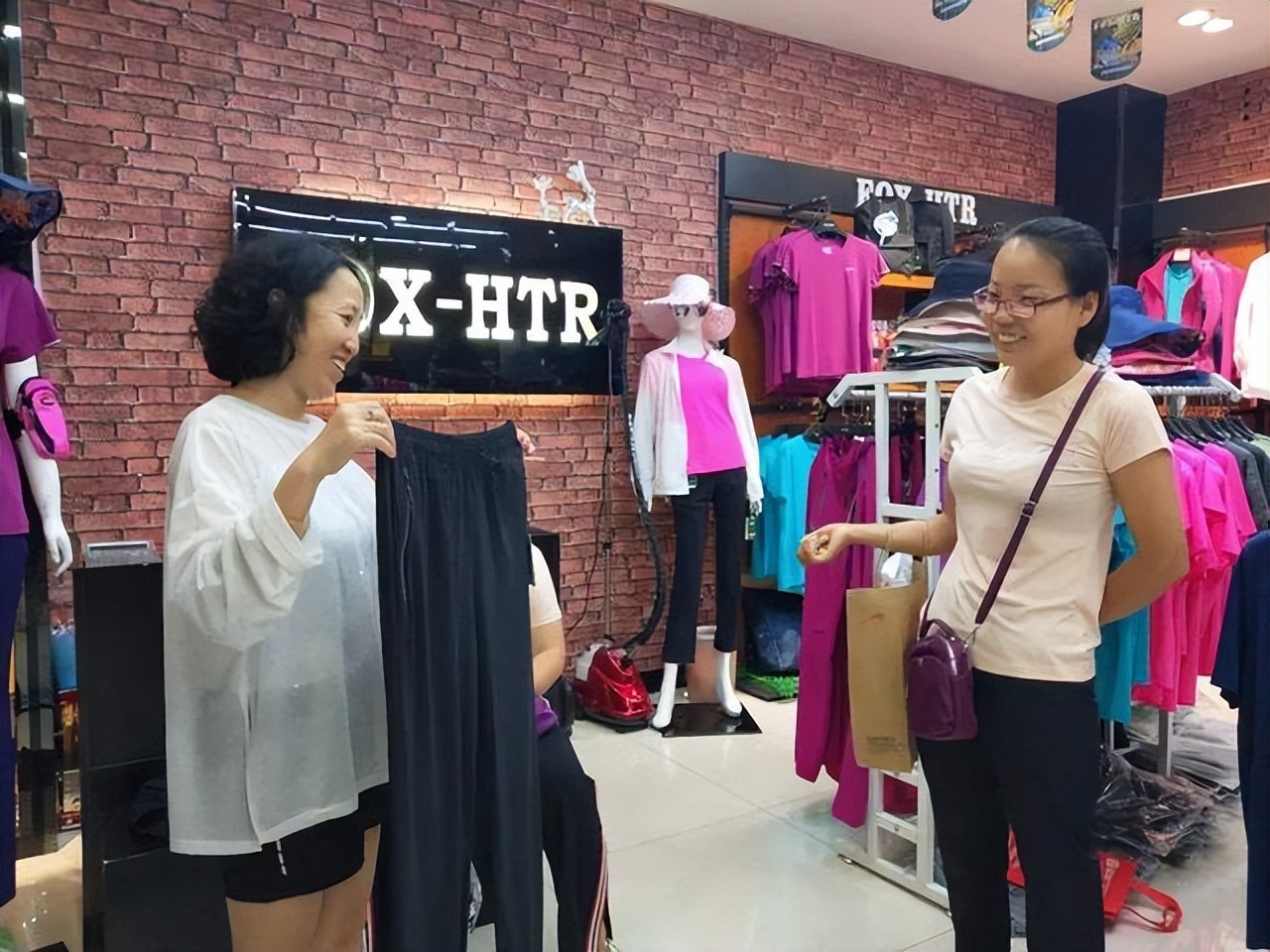 实体店300元的衣服为何电商卖几十,电商衣服为何比实体店便宜太多