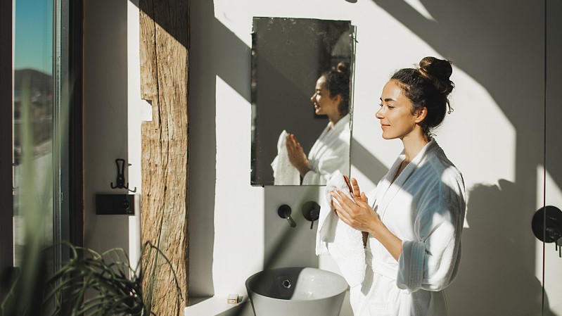 女性洗澡不注意，容易得妇科病？别害羞，洗澡时要学会观察4处