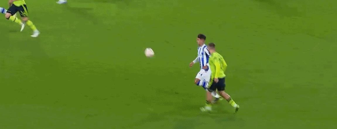 37岁的c罗禁区内晃倒对手,活久见点球踢11轮