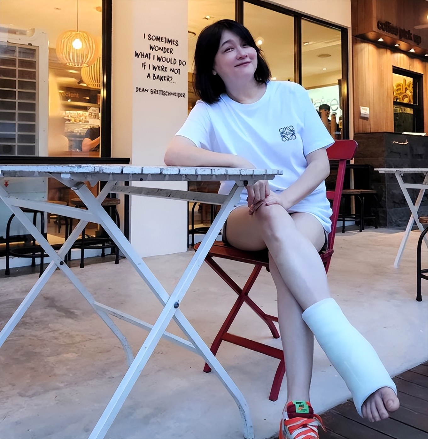 新加坡一姐陈莉萍近况，脚骨折拒绝动手术，打石膏需坐轮椅出行