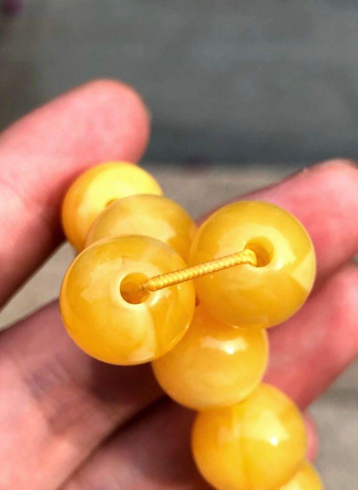 鸡油红蜜蜡鉴别真假方法,蜜蜡打紫光灯一定能鉴别真假吗