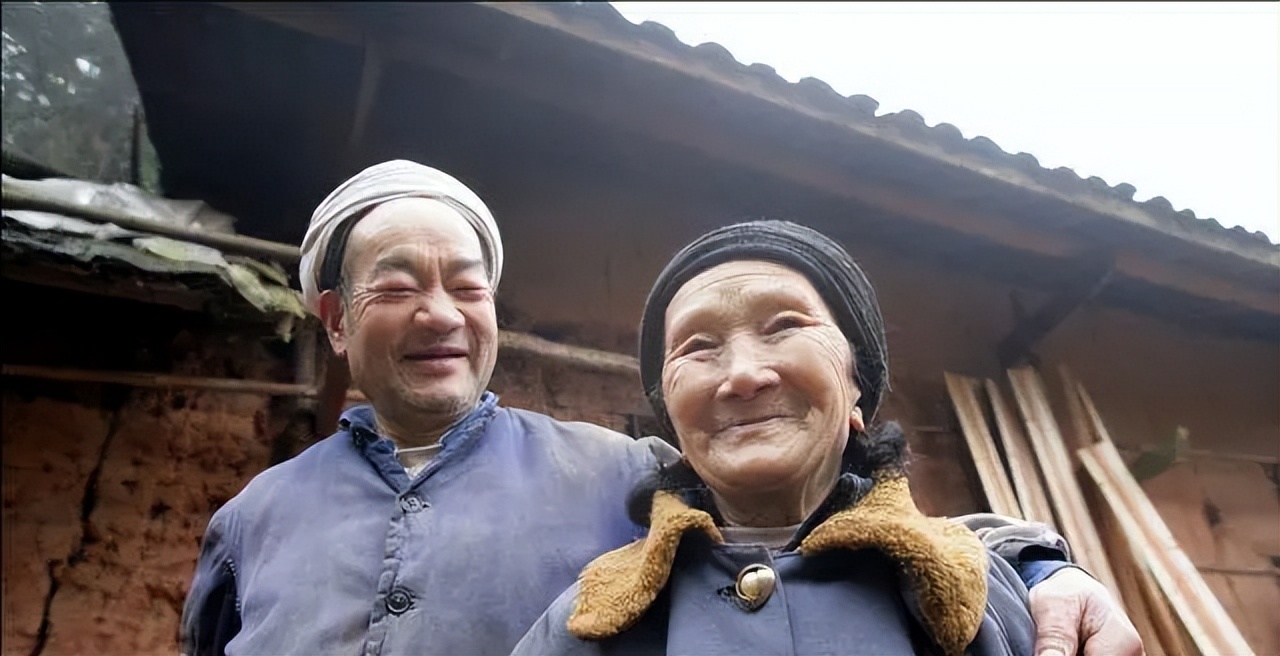 19岁小伙带29岁女子隐居50年,19岁男子与29岁女子上山隐居