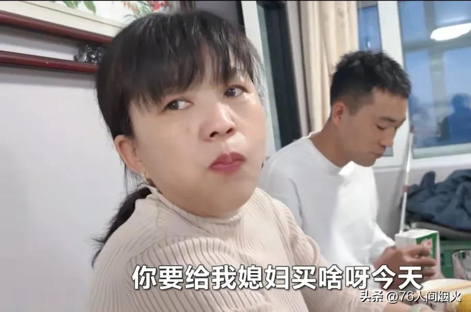 中国小伙在俄罗斯给洋媳妇买礼物,中国女婿带中国礼物回俄罗斯